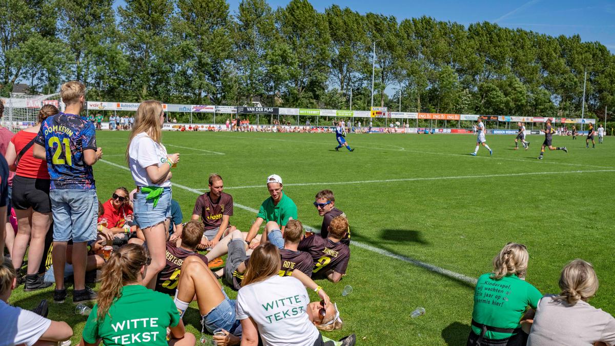 Oud En Nieuw Op De Kermis In Kleine Sluis Verdedigers Genoeg Dus